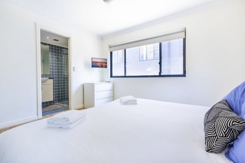 Perfectly Located Apt Rooftop Pool & Spa - Sydneys Hotel 3