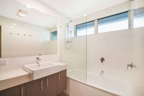 Summer Place - 24 Shearwater Street - Sydneys Hotel 5