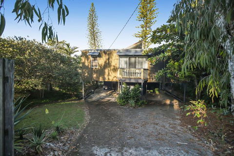 Summer Place - 24 Shearwater Street - Sydneys Hotel 1