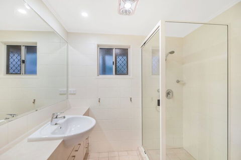 Summer Place - 24 Shearwater Street - Sydneys Hotel 3