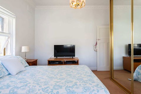 Garden Style Apartment In Prime Location - Sydneys Hotel 1