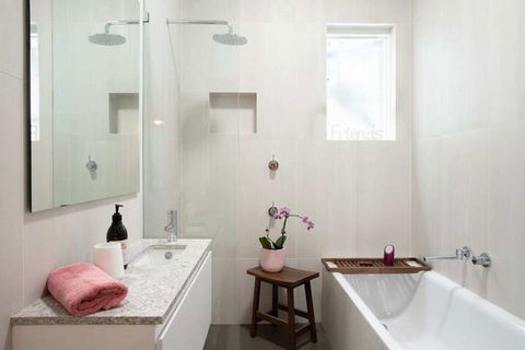 Garden Style Apartment In Prime Location - Sydneys Hotel 4