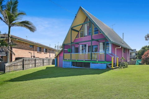 Chalet By The Sea, 10 Pelican Street, Peregian Beach - Sydneys Hotel 0