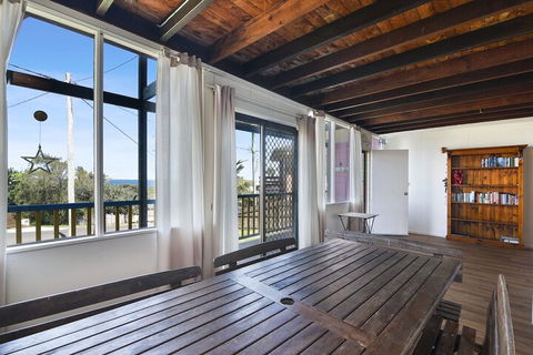 Chalet By The Sea, 10 Pelican Street, Peregian Beach - Sydneys Hotel 4