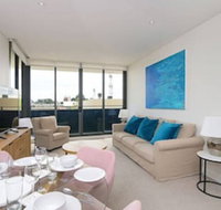 Large Modern 2 Bedroom Apartment Near Lake Claremont - Sydneys Hotel