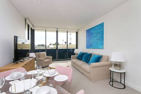Large Modern 2 Bedroom Apartment Near Lake Claremont - Sydneys Hotel 0