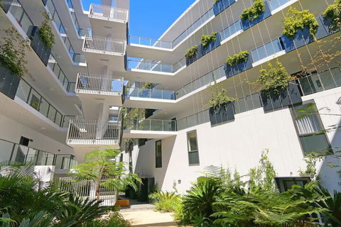 Large Modern 2 Bedroom Apartment Near Lake Claremont - Sydneys Hotel 3