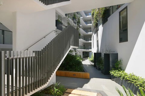 Large Modern 2 Bedroom Apartment Near Lake Claremont - Sydneys Hotel 7