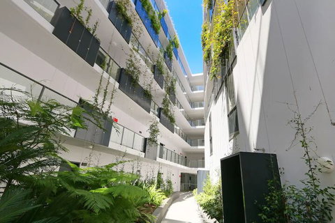 Large Modern 2 Bedroom Apartment Near Lake Claremont - Sydneys Hotel 5