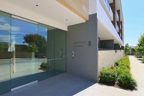 Large Modern 2 Bedroom Apartment Near Lake Claremont - Sydneys Hotel 2