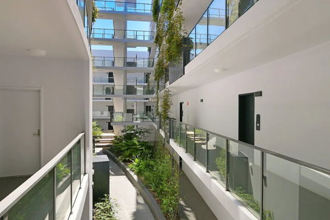 Large Modern 2 Bedroom Apartment Near Lake Claremont - Sydneys Hotel 4