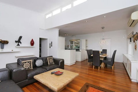 Spacious 5 Bed Home Close To Cottesloe Beach - Sydneys Hotel 4
