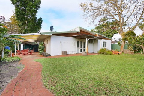 Spacious 5 Bed Home Close To Cottesloe Beach - Sydneys Hotel 2