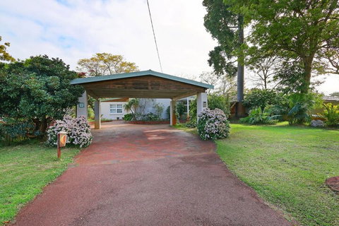 Spacious 5 Bed Home Close To Cottesloe Beach - Sydneys Hotel 1