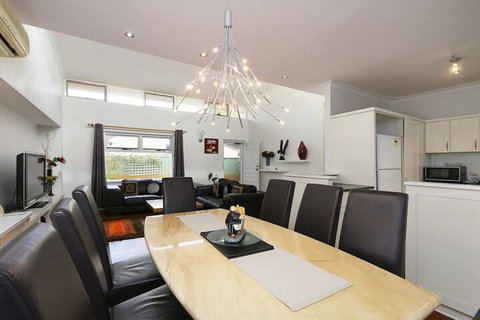 Spacious 5 Bed Home Close To Cottesloe Beach - Sydneys Hotel 7