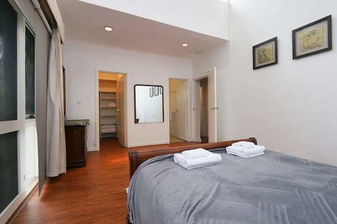 Spacious 5 Bed Home Close To Cottesloe Beach - Sydneys Hotel 3