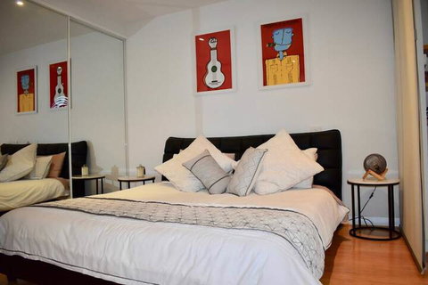 Spacious 1 Bedroom Apartment In The Heart Of Melbourne's CBD - Sydneys Hotel 2
