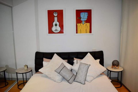 Spacious 1 Bedroom Apartment In The Heart Of Melbourne's CBD - Sydneys Hotel 6