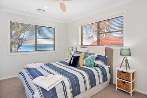 Adrift Retreat St. Georges Basin Waterfront Home - Sydneys Hotel 3