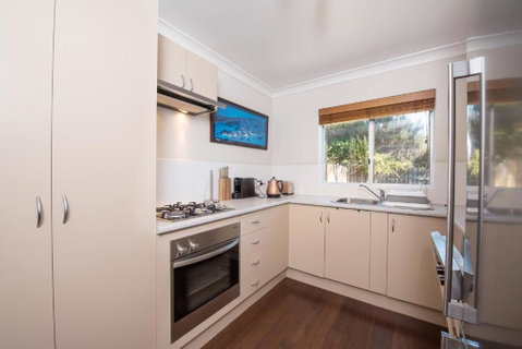 Erulisse Spacious Townhouse With Magical Lake Views - Sydneys Hotel 5