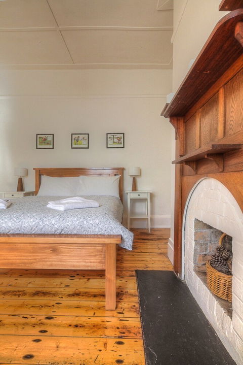 Youngs Cottage Circa: 1861 - Sydneys Hotel 6