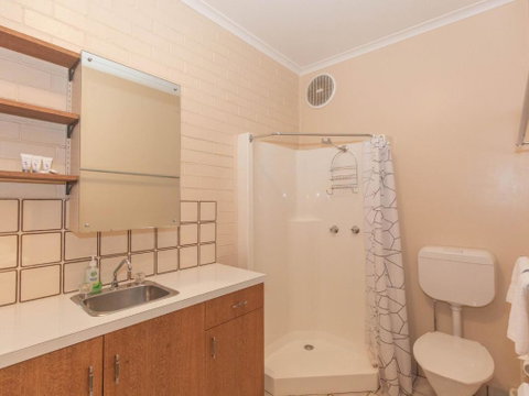 The Lakefront 69 Townsend Street - Sydneys Hotel 5