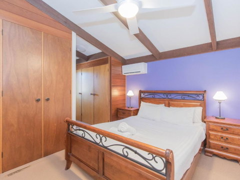 The Lakefront 69 Townsend Street - Sydneys Hotel 1