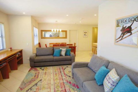 Banjos Way 2 / 23 Banjo Patterson Crescent - Sydneys Hotel 0