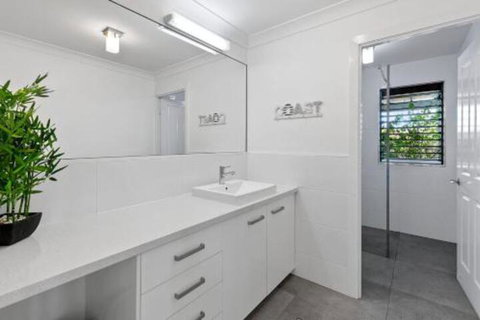 Shifting Sands - Sydneys Hotel 2