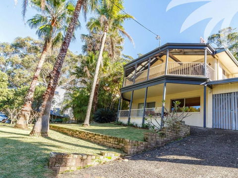 Picturesque Lizzie Palms 1 - Sydneys Hotel 5