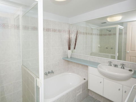 Aquarius Apartment 4 - Sydneys Hotel 6
