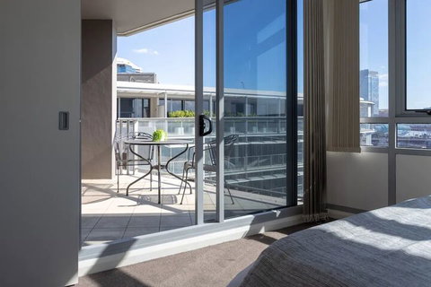 Modern Harbourside Apartment With A View - Sydneys Hotel 5