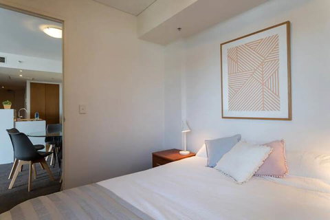 Modern Harbourside Apartment With A View - Sydneys Hotel 4