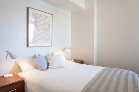 Modern Harbourside Apartment With A View - Sydneys Hotel 6