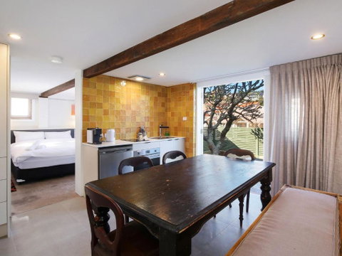 White Beach Studio 42a Ash Street - Sydneys Hotel 3
