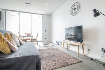 Home With Convenient Location! Close To Train&cbd - Sydneys Hotel 0
