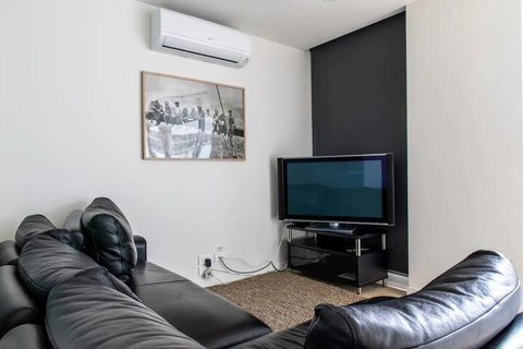 Modern 1 Bedroom Apartment In North Melbourne - Sydneys Hotel 4
