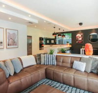 Spacious 2 Bedroom Apartment in Ascot With Large Private Garden - Sydneys Hotel
