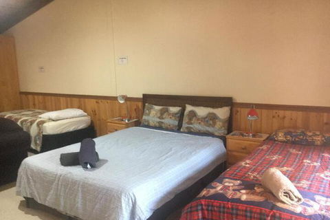 4 Bears Motel - Sydneys Hotel 2