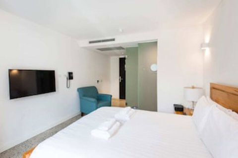 Stylish Studio With Balcony - Sydneys Hotel 0