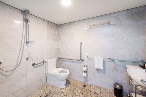 Stylish Studio With Balcony - Sydneys Hotel 6