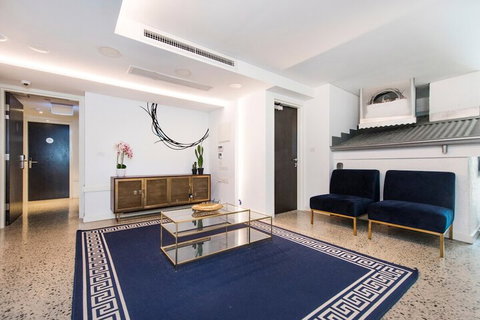 Stylish Studio With Balcony - Sydneys Hotel 5