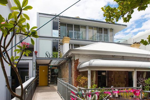 Stylish Studio With Balcony - Sydneys Hotel 3