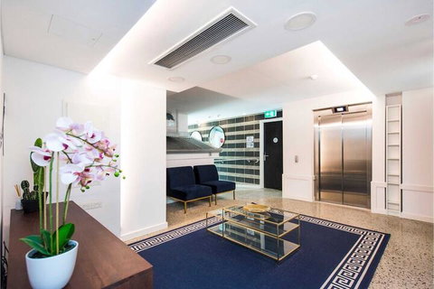Stylish Studio With Balcony - Sydneys Hotel 7