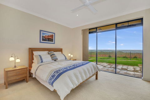 Seaglass - Sydneys Hotel 1