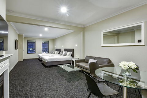 Aloha Central Premium Studios - Sydneys Hotel 2