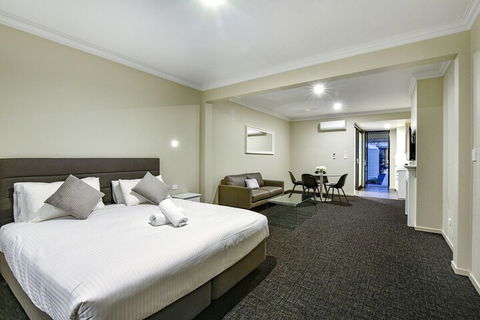 Aloha Central Premium Studios - Sydneys Hotel 5