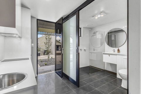 Aloha Central Premium Studios - Sydneys Hotel 7