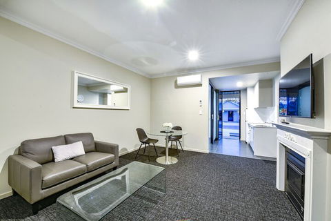 Aloha Central Premium Studios - Sydneys Hotel 4