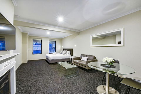 Aloha Central Premium Studios - Sydneys Hotel 3
